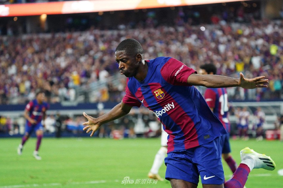 足球赛事中 足球赛事中